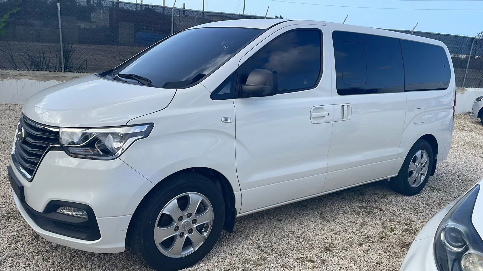 Hyundai GRAND STAREX 2020 - Photo 2