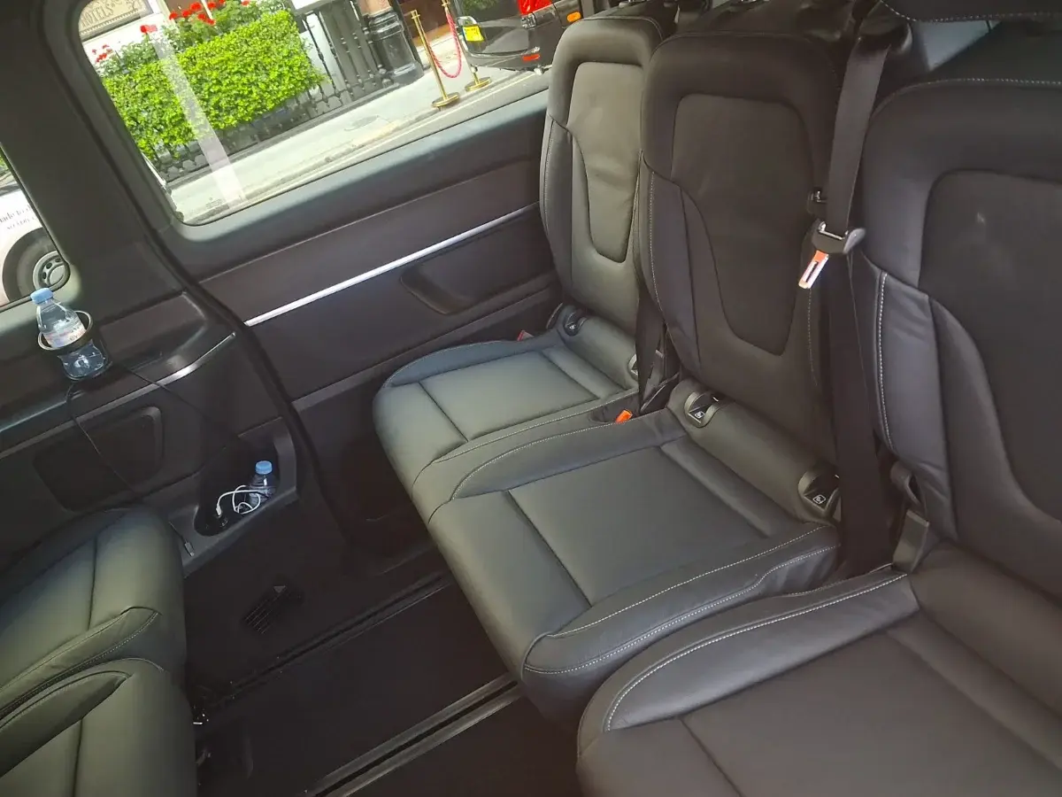 Mercedes-Benz v 2025 - Photo 2