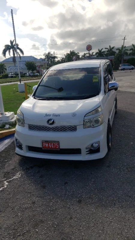 Toyota VOXY 2012