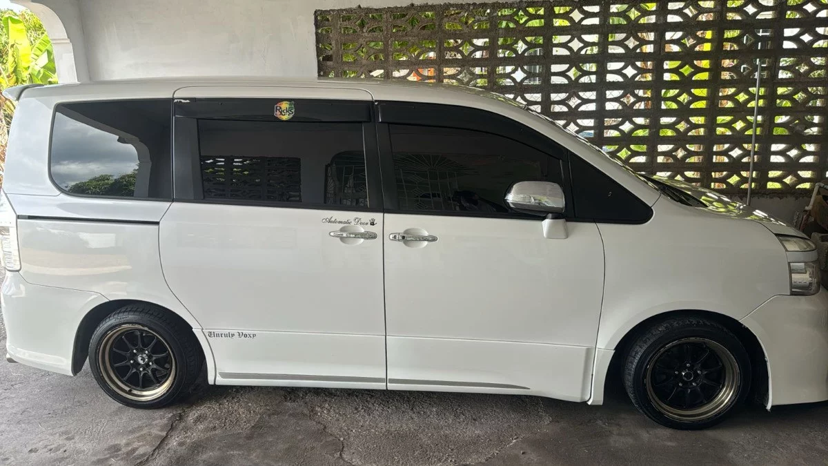 Toyota VOXY 2012 - Photo 2