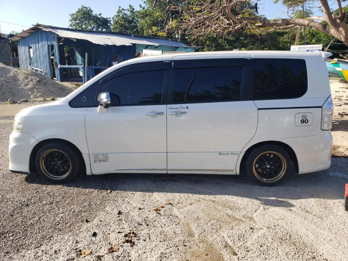 Toyota VOXY 2012 - Photo 3