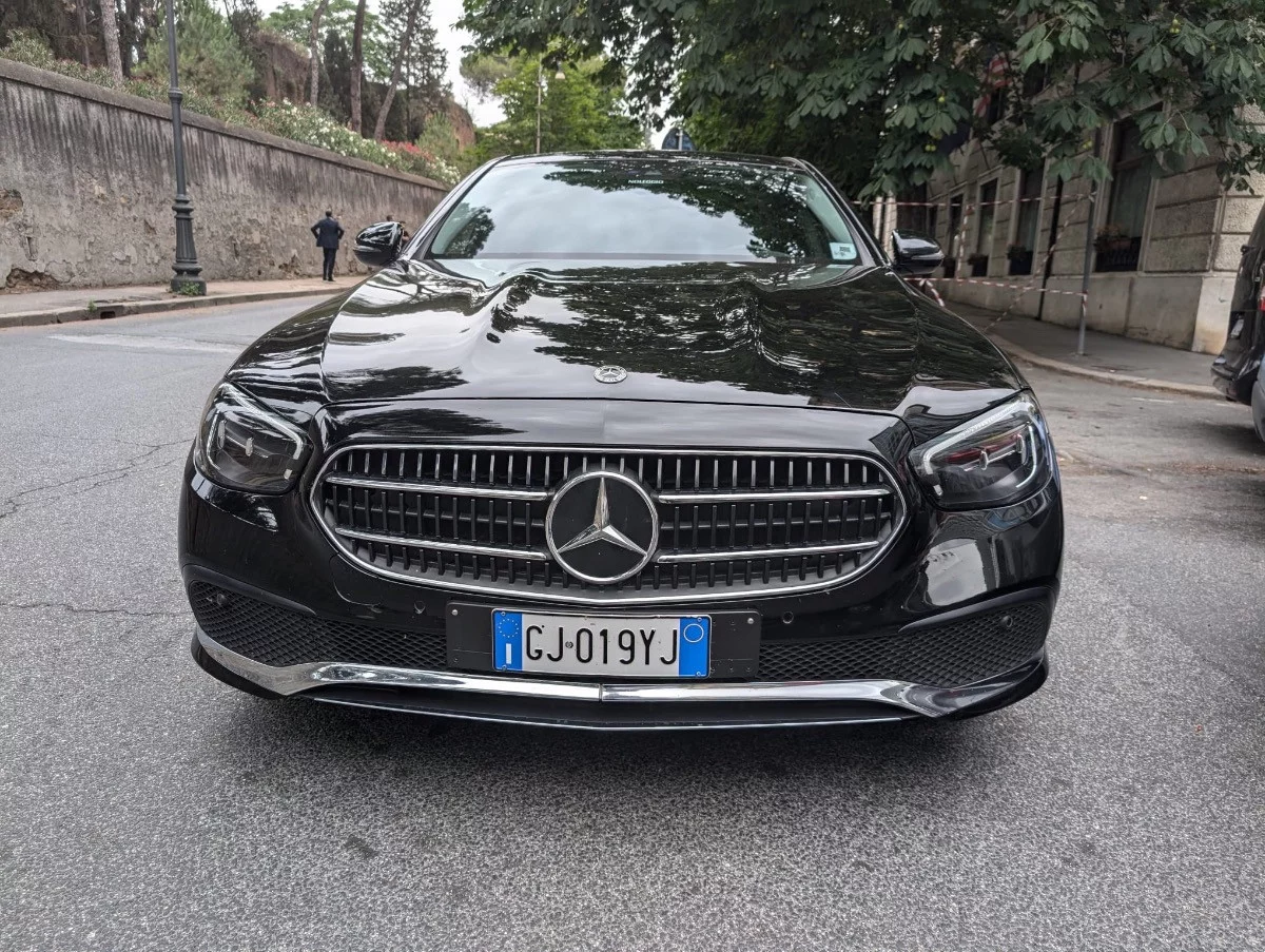 Mercedes-Benz E Class 2022 - Photo 2