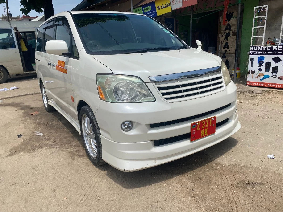 Toyota Noah 2015