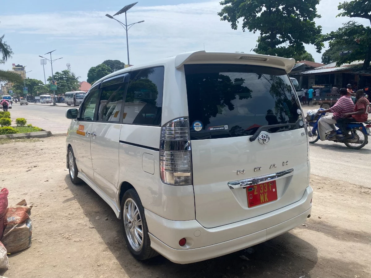 Toyota Noah 2015 - Photo 2