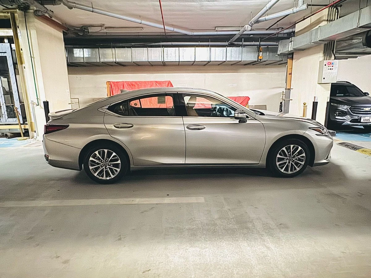 Lexus ES300h 2024 - Photo 4