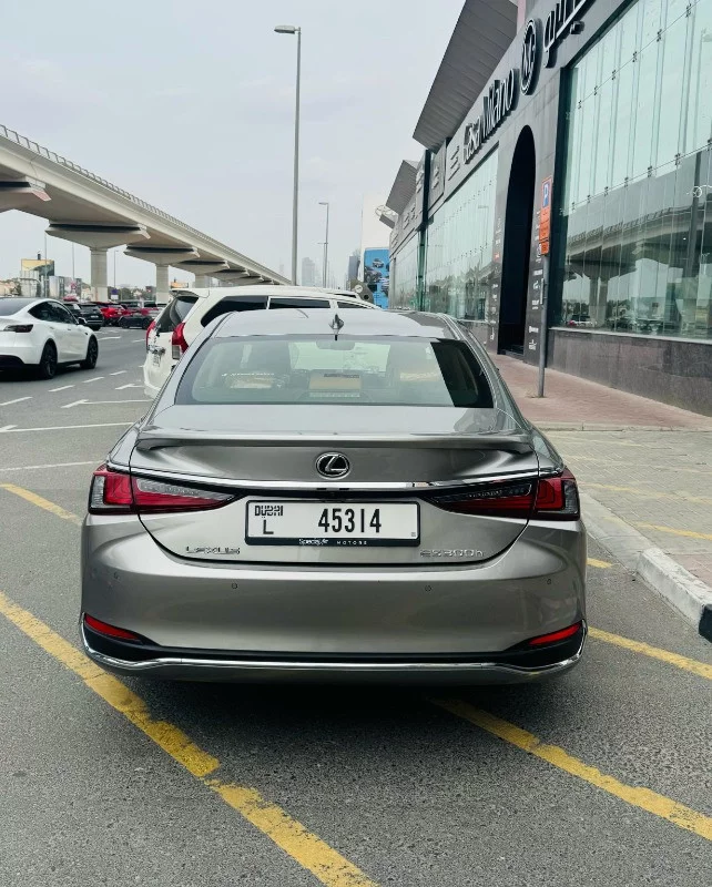 Lexus ES300h 2024 - Photo 2