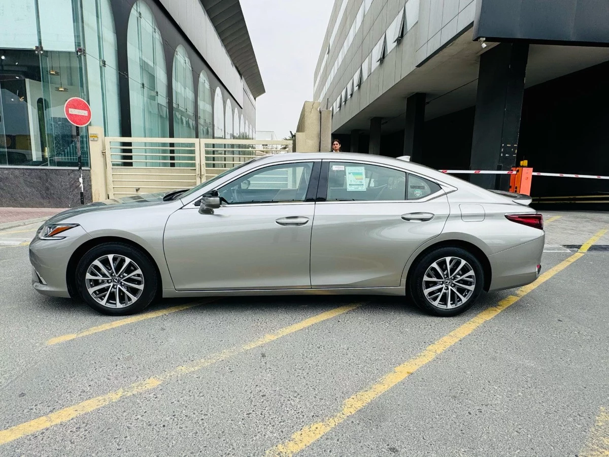 Lexus ES300h 2024 - Photo 3
