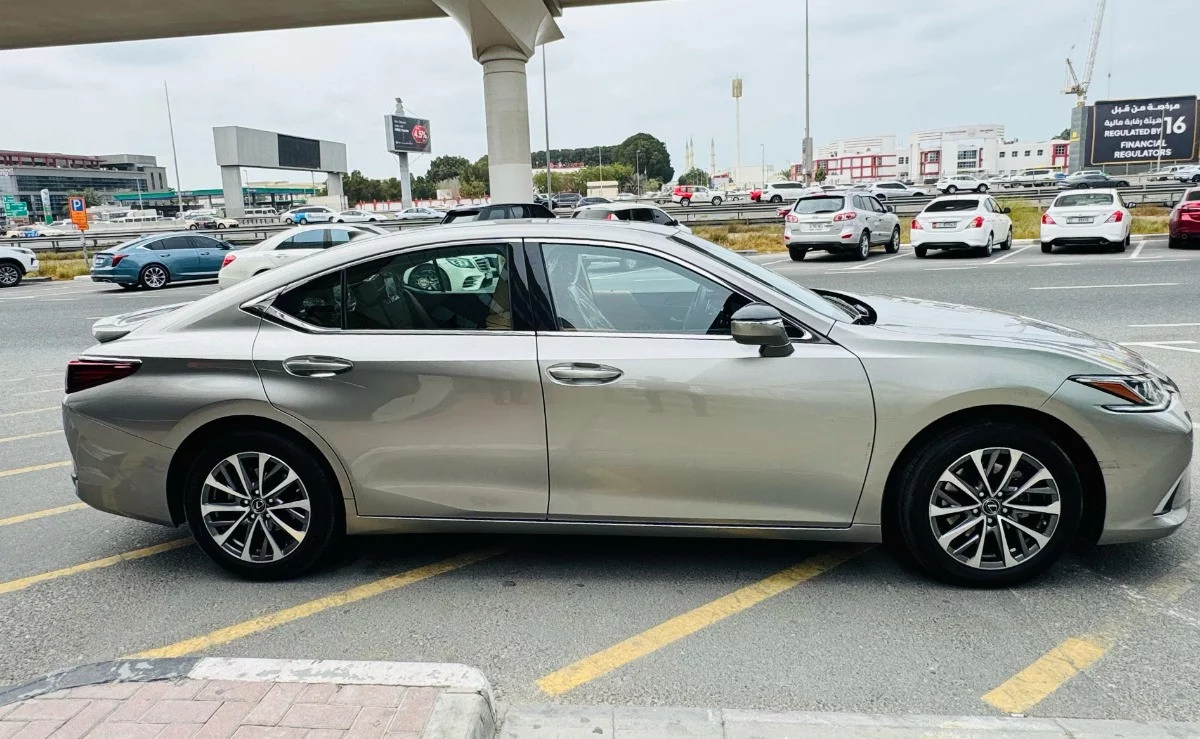 Lexus ES300h 2024 - Photo 4
