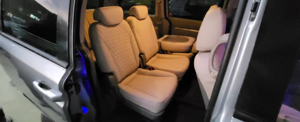 Kia CARNIVAL 2010 - Photo 2