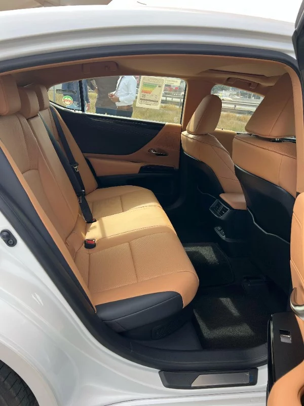Lexus ES 300H 2024 - Photo 4