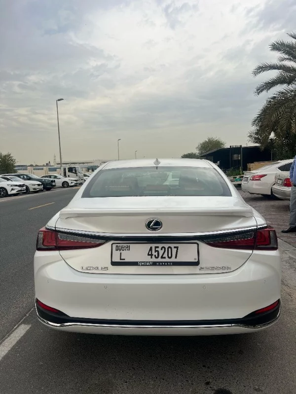 Lexus ES300h 2024 - Photo 2