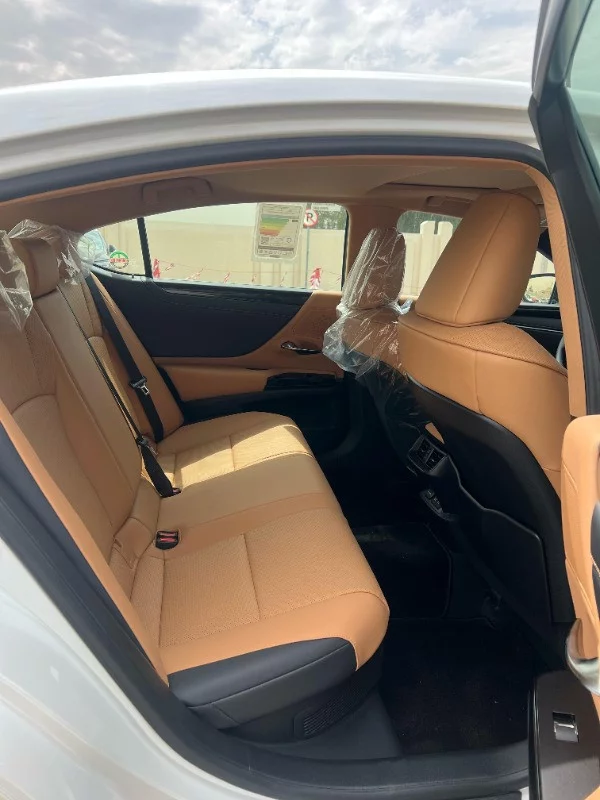 Lexus ES300h 2024 - Photo 4